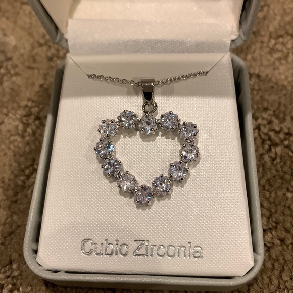 Jewelry - 🎉HP🎉 NWT CZ Heart On Silver Chain.